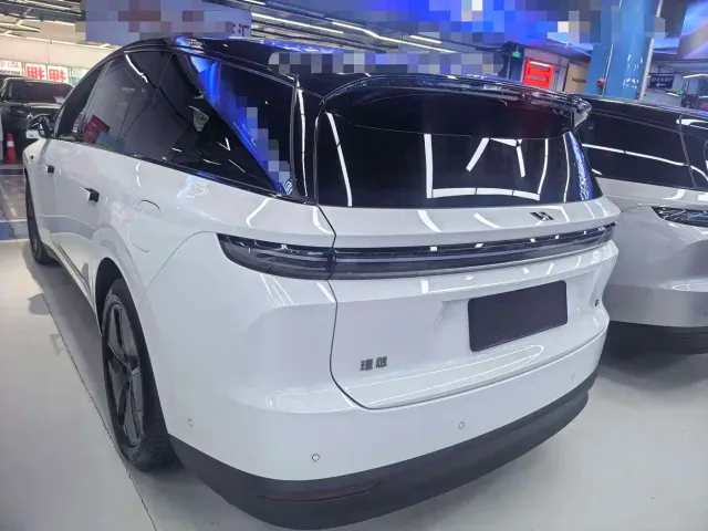 Li Auto i8 — Фото автомобиля 11