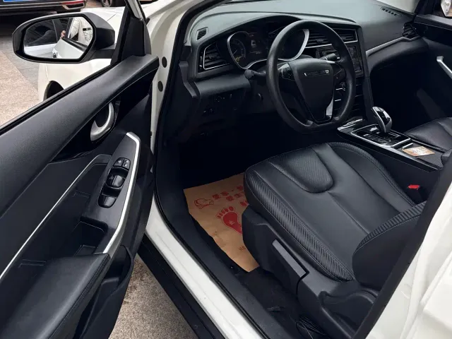 Venucia D60 EV — Фото автомобиля 15