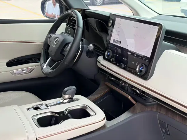 Lexus LM — Фото автомобиля 4