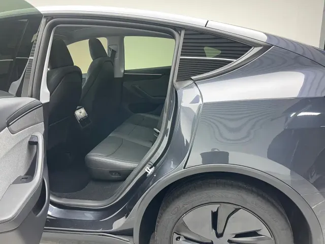 Tesla Model Y — Фото автомобиля 17