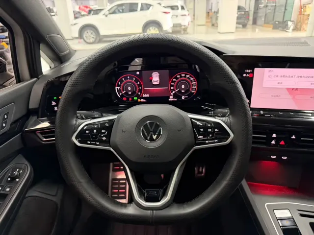 Volkswagen Golf — Фото автомобиля 16