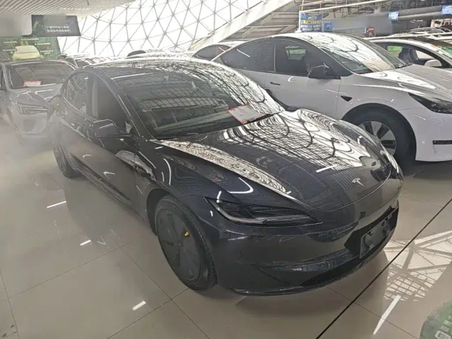 Tesla Model 3 — Фото автомобиля 21