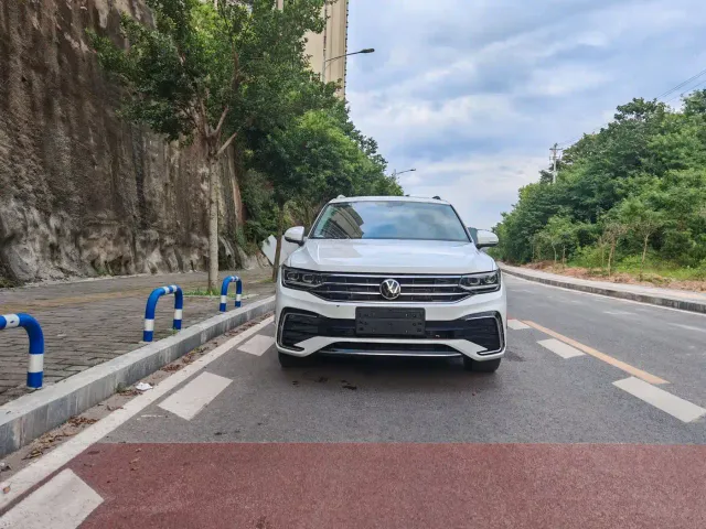 Volkswagen Tiguan L — Фото автомобиля 2