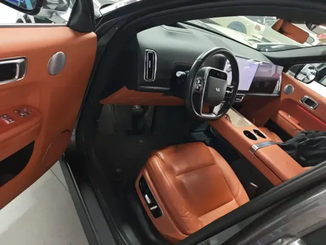 Li Auto L8 — Фото автомобиля 15