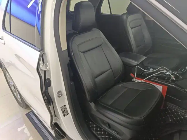 Ford Explorer — Фото автомобиля 24