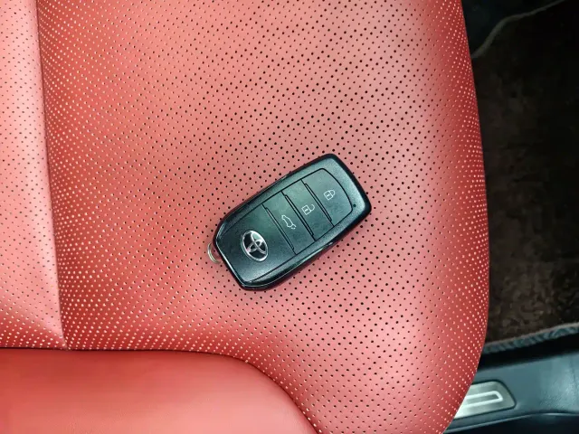Toyota Prado — Фото автомобиля 12