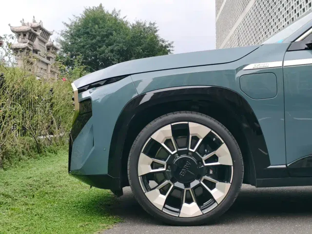 BMW XM — Фото автомобиля 8