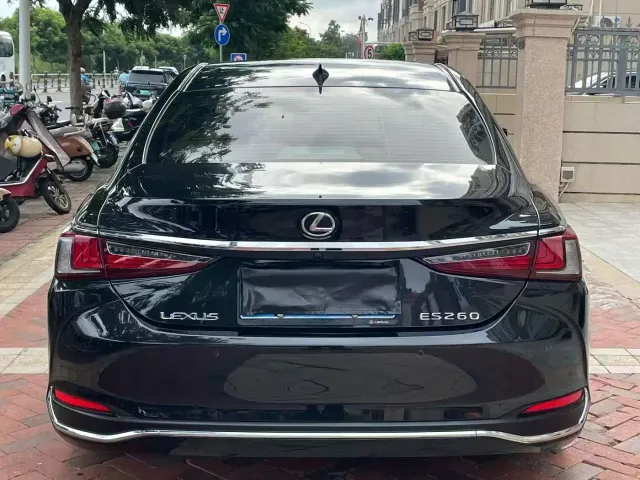 Lexus ES — Фото автомобиля 8