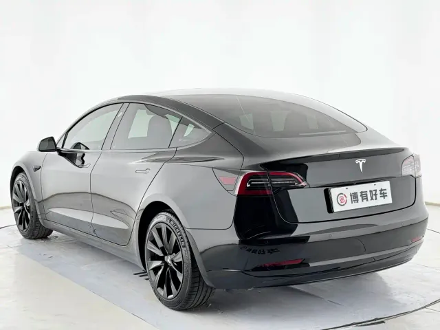 Tesla Model 3 — Фото автомобиля 10
