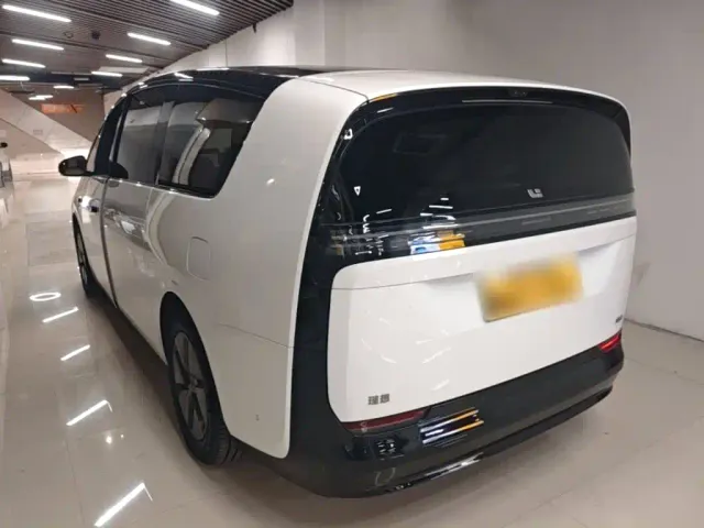 Li Auto MEGA — Фото автомобиля 4