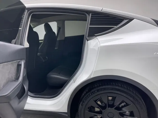 Tesla Model Y — Фото автомобиля 17