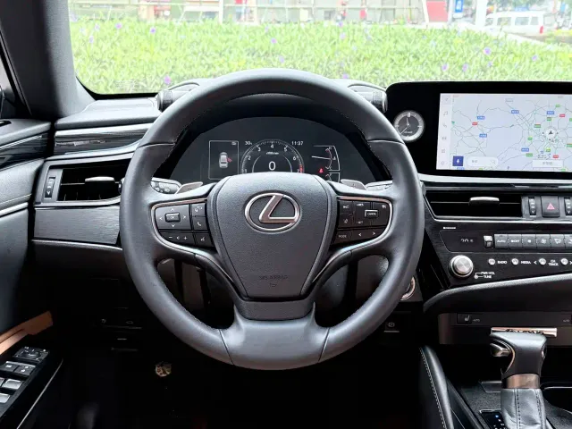 Lexus ES — Фото автомобиля 11