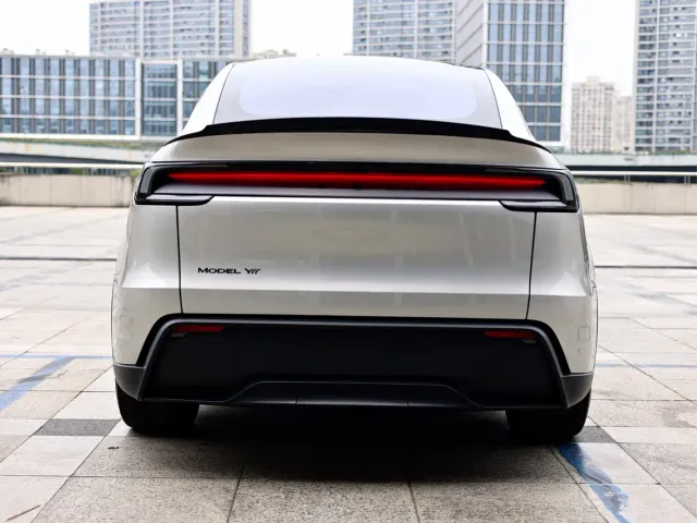 Tesla Model Y L — Фото автомобиля 4