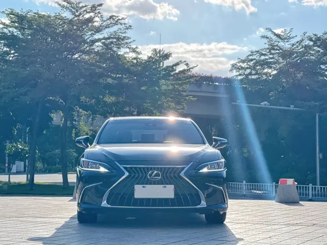 Lexus ES — Фото автомобиля 2
