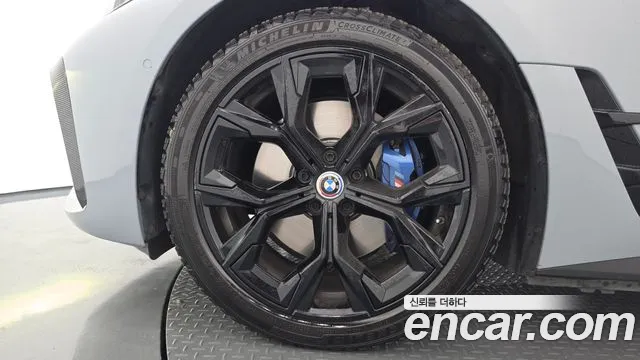 BMW i4 — Фото автомобиля 4