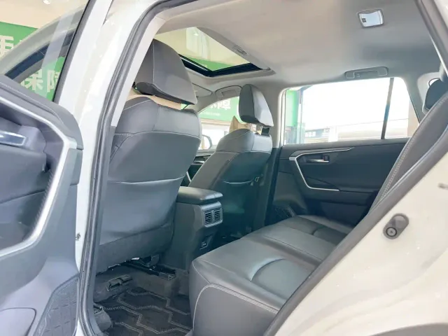 Toyota RAV4 — Фото автомобиля 11