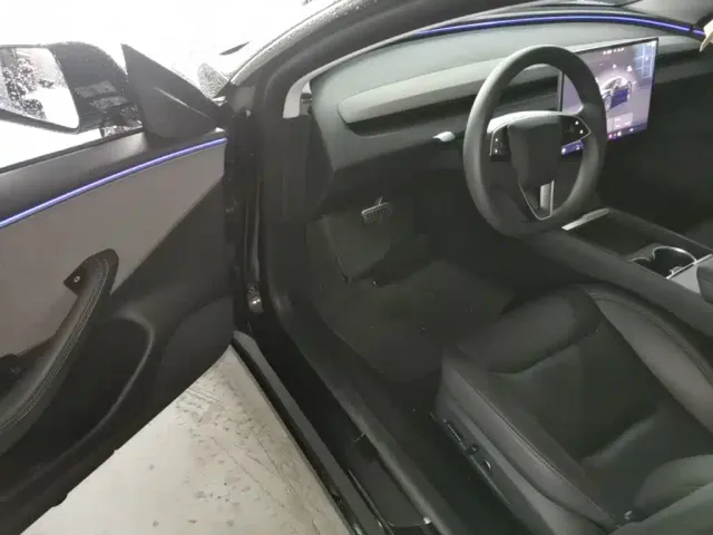 Tesla Model 3 — Фото автомобиля 15