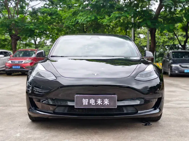 Tesla Model 3 — Фото автомобиля 2