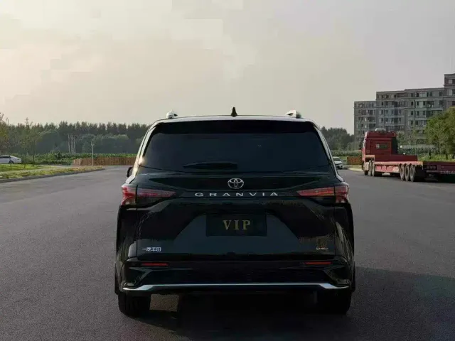Toyota Granvia 2024 2.5L Hybrid Premium PLUS 4WD Edition — Фото автомобиля 8