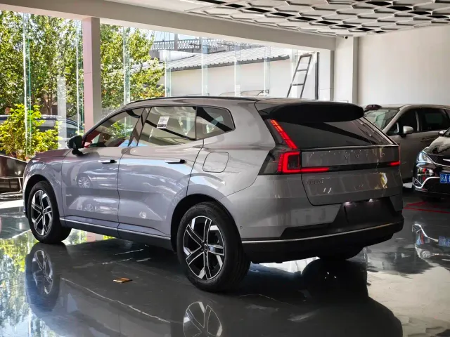 Volvo XC70 Plug-in Hybrid — Фото автомобиля 19