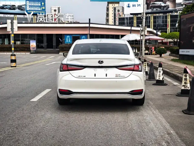 Lexus ES — Фото автомобиля 5