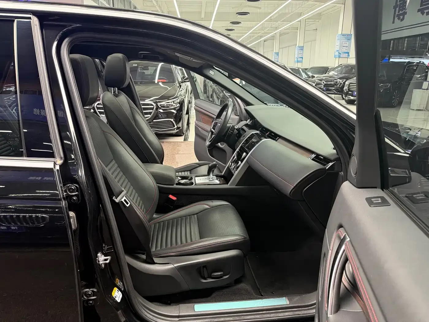 Land Rover Discovery Sport 2022 Model 249PS R-Dynamic S Performance Edition 5-Seater — Фото автомобиля 14