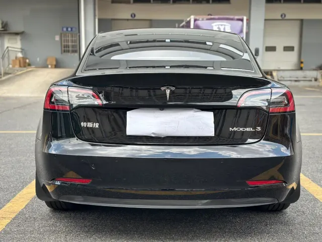 Tesla Model 3 — Фото автомобиля 17