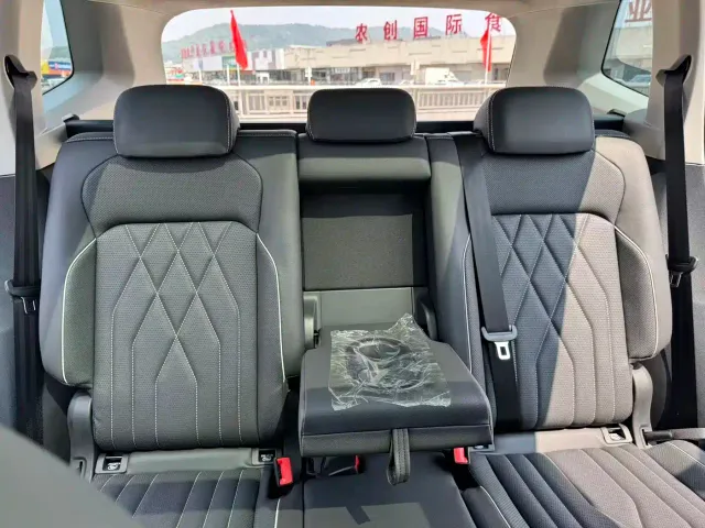 Volkswagen Tiguan L — Фото автомобиля 27