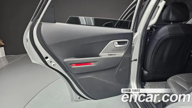 Kia Niro — Фото автомобиля 14