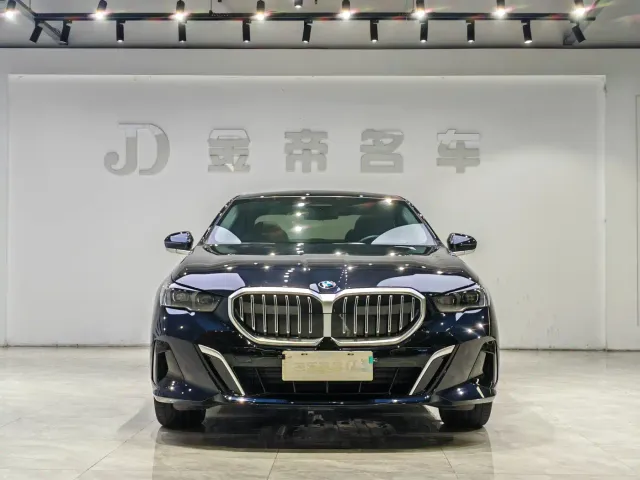BMW 5 Series — Фото автомобиля 2