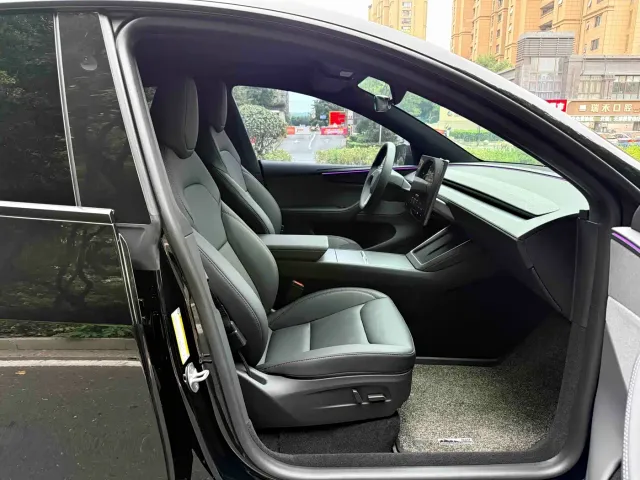 Tesla Model Y — Фото автомобиля 11