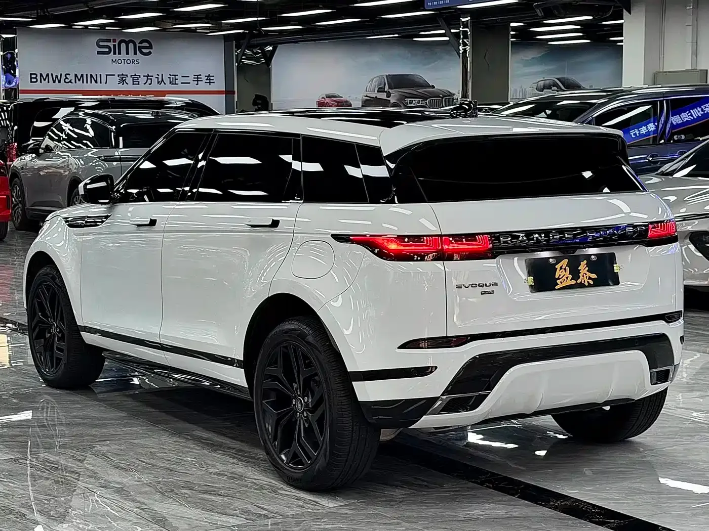 Land Rover Range Rover Evoque New Energy 2022 Range Rover Evoque L P300e Plug-in Hybrid — Фото автомобиля 5