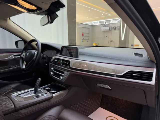 BMW 7 Series — Фото автомобиля 11