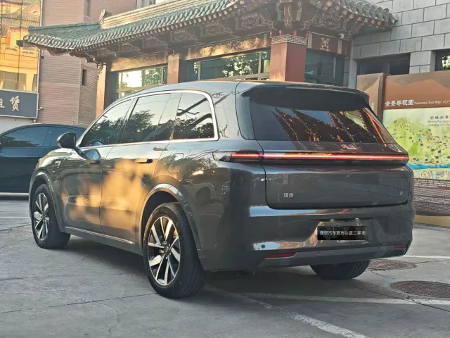 Li Auto L8 — Фото автомобиля 10