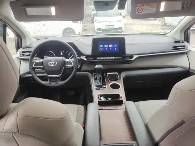Toyota Sienna — Фото автомобиля 9