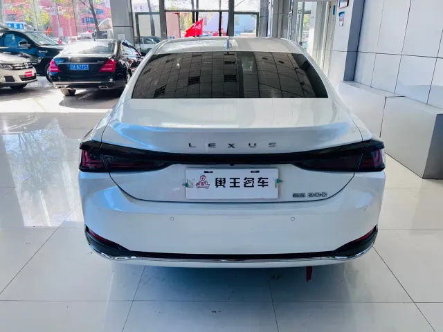 Lexus ES — Фото автомобиля 4