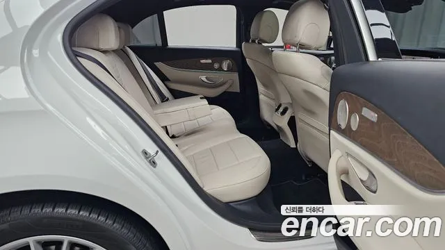 Mercedes-Benz E-Class — Фото автомобиля 12