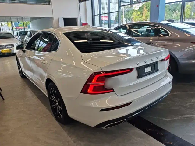 Volvo S60 — Фото автомобиля 4