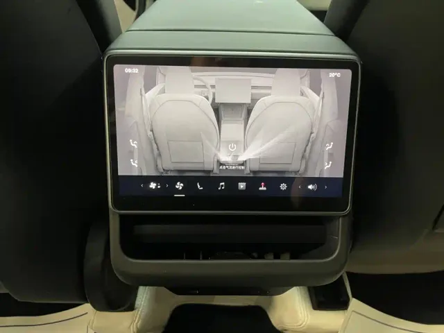 Tesla Model Y — Фото автомобиля 14