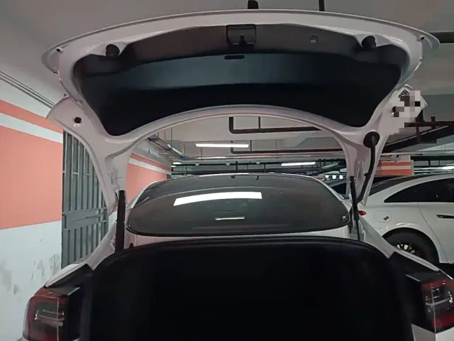 Tesla Model 3 — Фото автомобиля 18