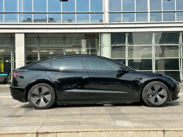 Tesla Model 3 — Фото автомобиля 11