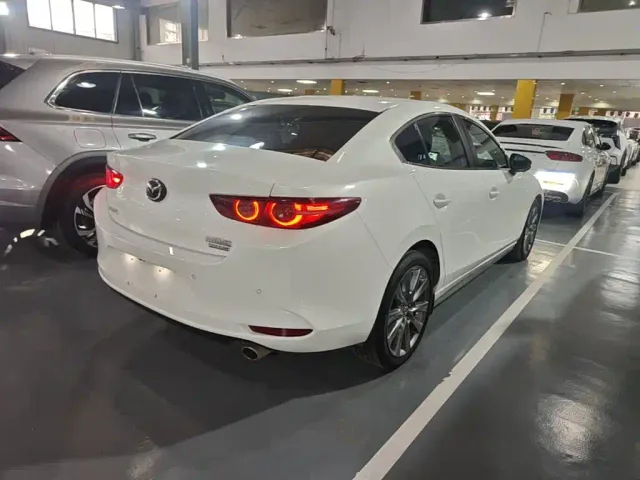 Mazda Axela — Фото автомобиля 6