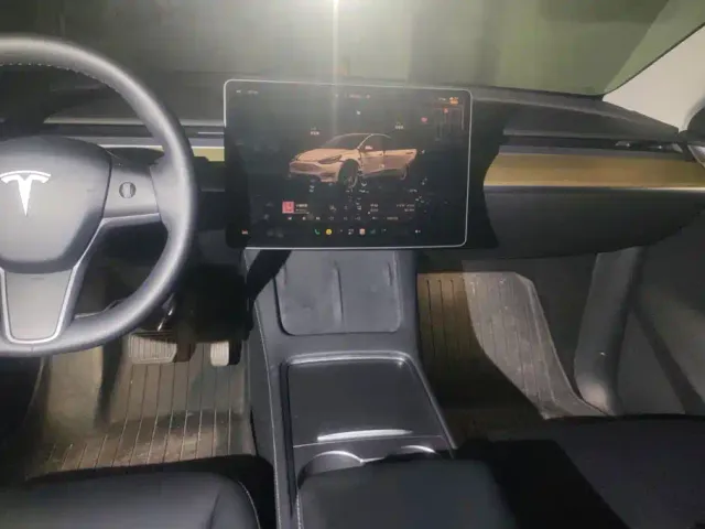 Tesla Model Y — Фото автомобиля 13
