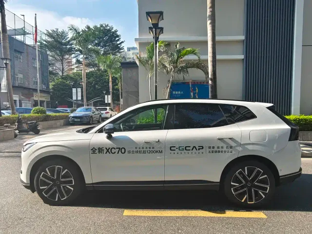 Volvo XC70 Plug-in Hybrid — Фото автомобиля 4