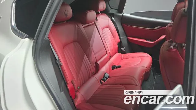 Maserati Levante — Фото автомобиля 12