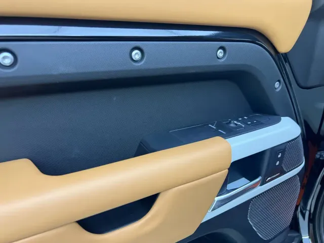 Land Rover Defender — Фото автомобиля 10