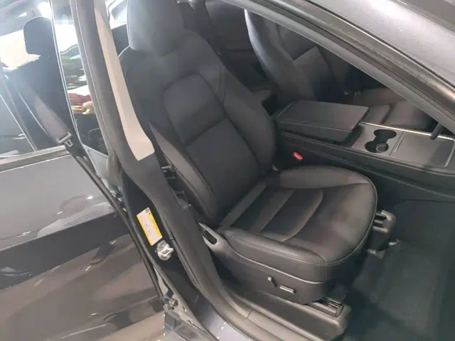 Tesla Model Y — Фото автомобиля 24