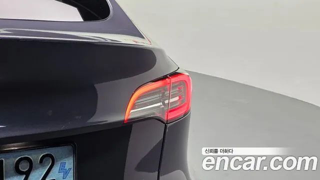 Tesla Model Y — Фото автомобиля 23