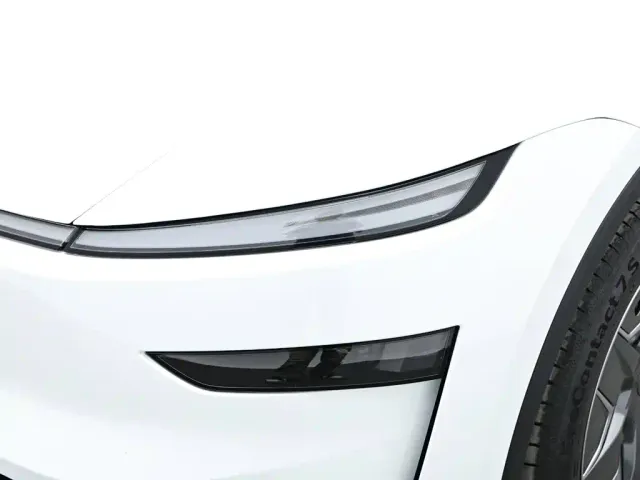 Tesla Model Y L — Фото автомобиля 16