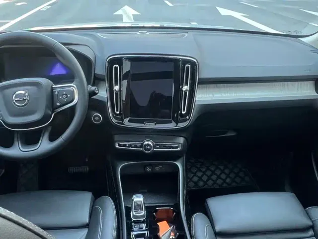 Volvo XC40 — Фото автомобиля 6
